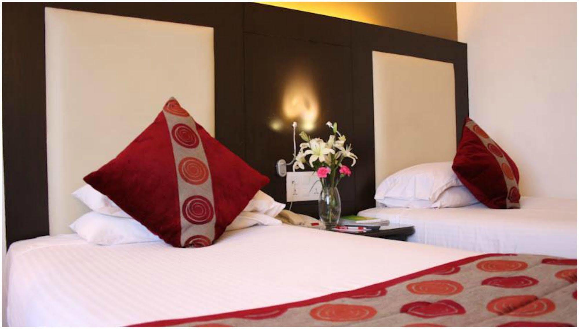 Ramee Guestline Hotel Juhu Bombay Esterno foto
