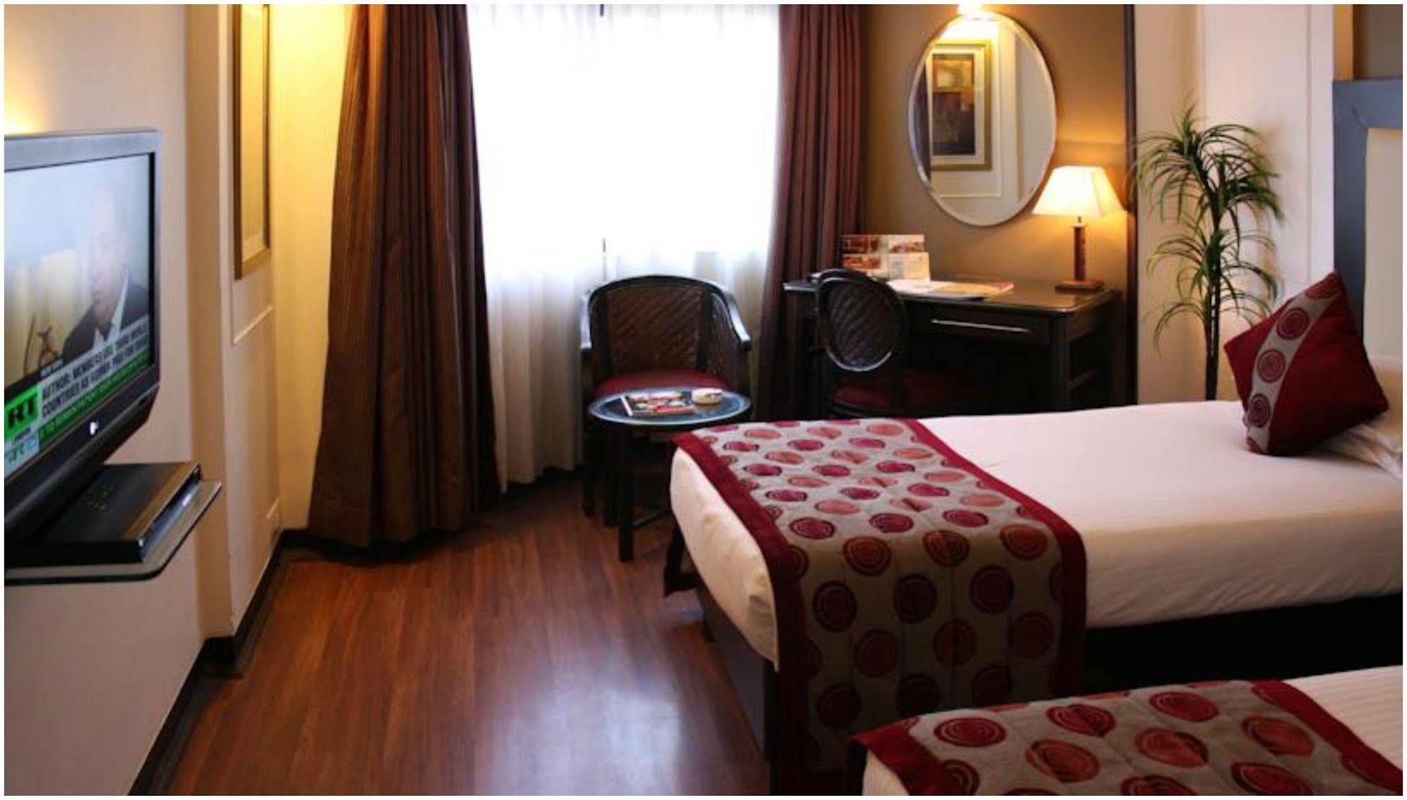 Ramee Guestline Hotel Juhu Bombay Esterno foto